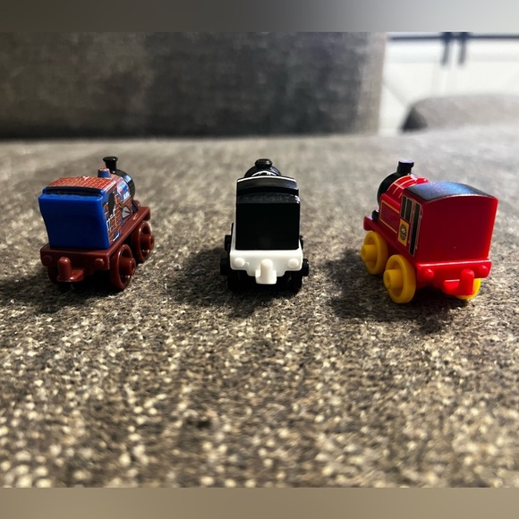 Thomas & Friends Collectible MINIS Toy Train Set of 3 - Picture 8 of 10